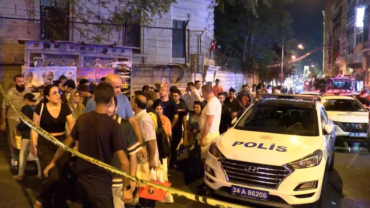 Beyoğlu’nda Otelde Yangın: 2 Kişi Dumandan Etkilendi