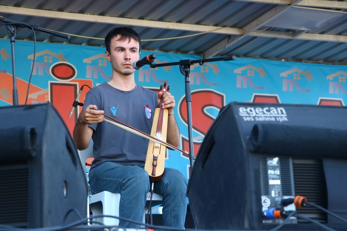 Doğuştan Görme Engelli Genç Kemençe Çalarak Karadeniz Kültürünü Yaşatıyor