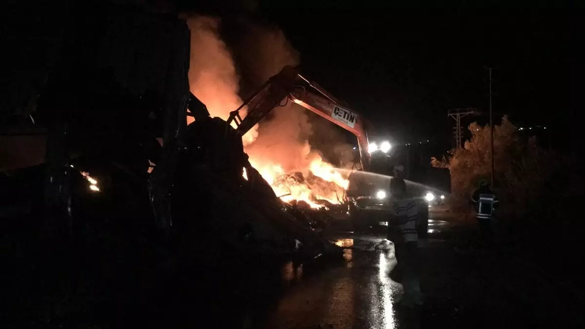 Erdemli ilçesinde narenciye paketleme tesisinde çıkan yangın söndürüldü