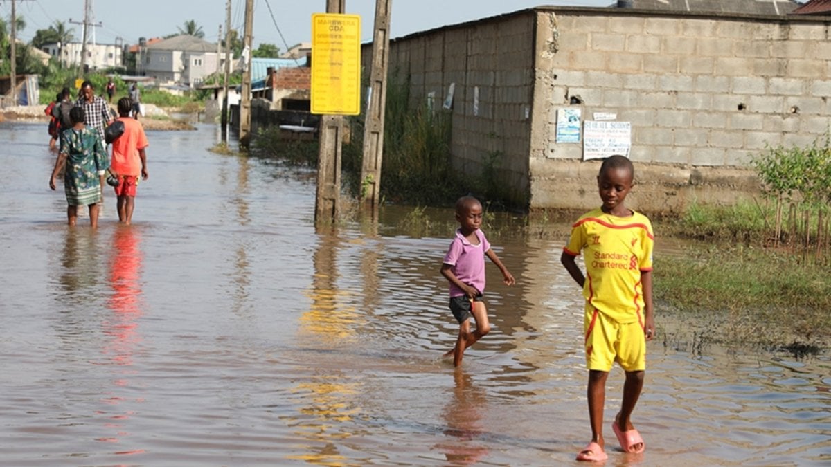 Afrika’nın batısında 1 milyon kişi şiddetli yağış nedeniyle evini terk etti