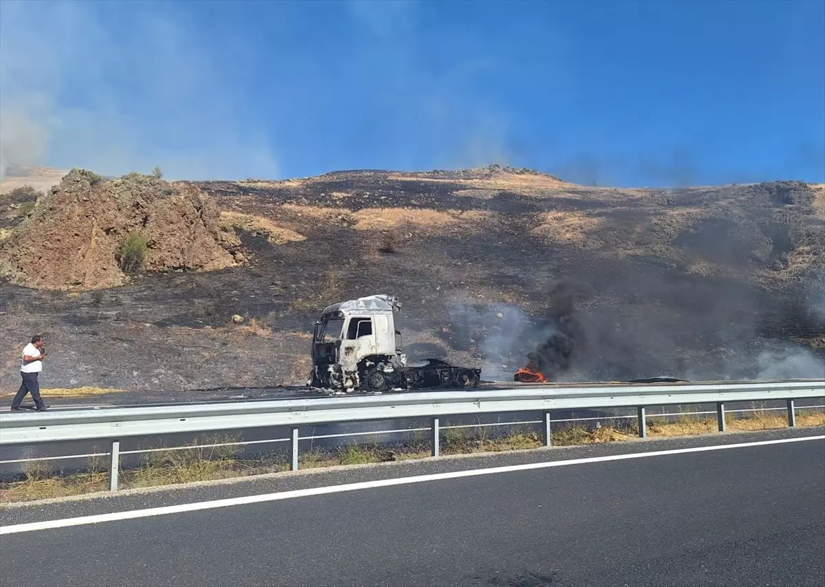 Erzincan’da Tır Yangını: Araç Kullanılamaz Hale Geldi