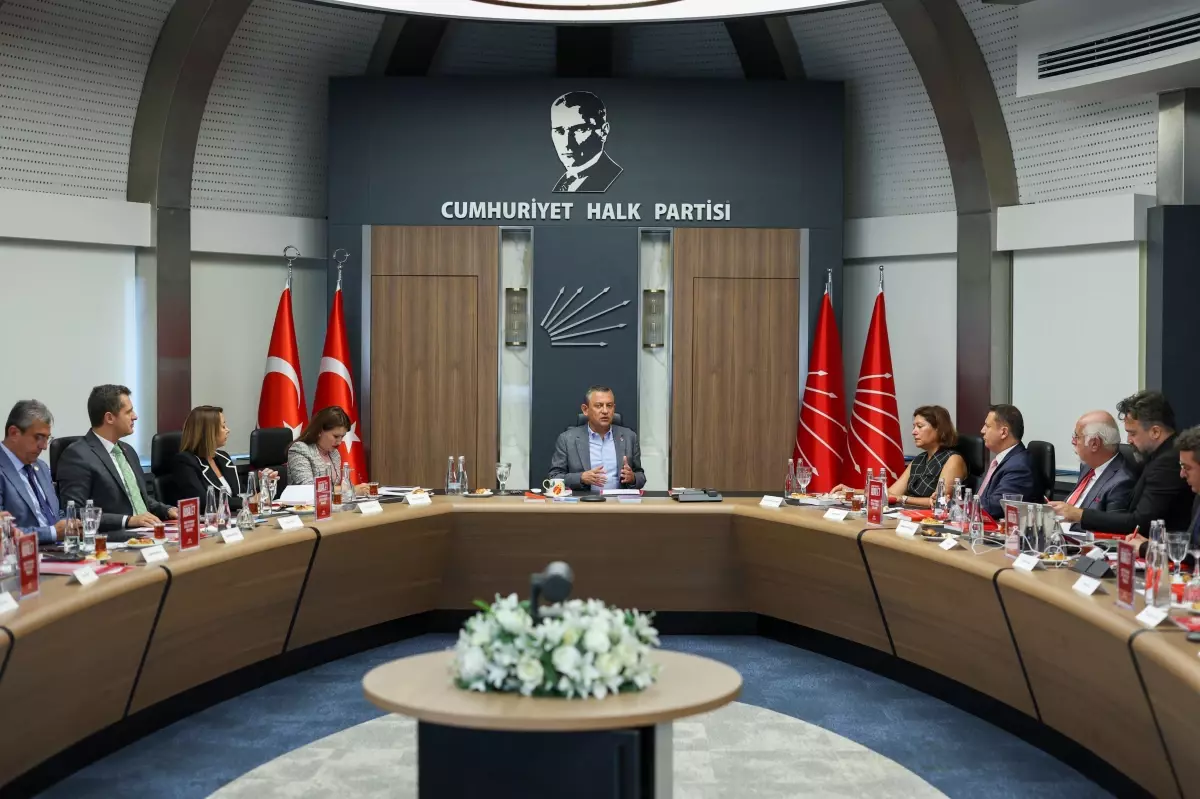 Özgür Özel, CHP Adalet Toplantısına Başkanlık Etti