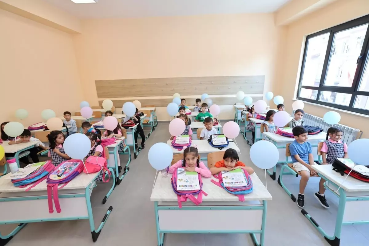 Sultangazi Belediyesi İlkokul Öğrencilerine Çanta ve Kırtasiye Seti Dağıttı