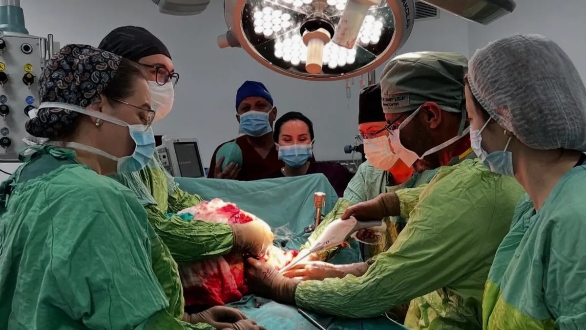 Karın ağrısı şikayeti ile gelen hastanın karnından 26 kilogramlık tümör çıktı