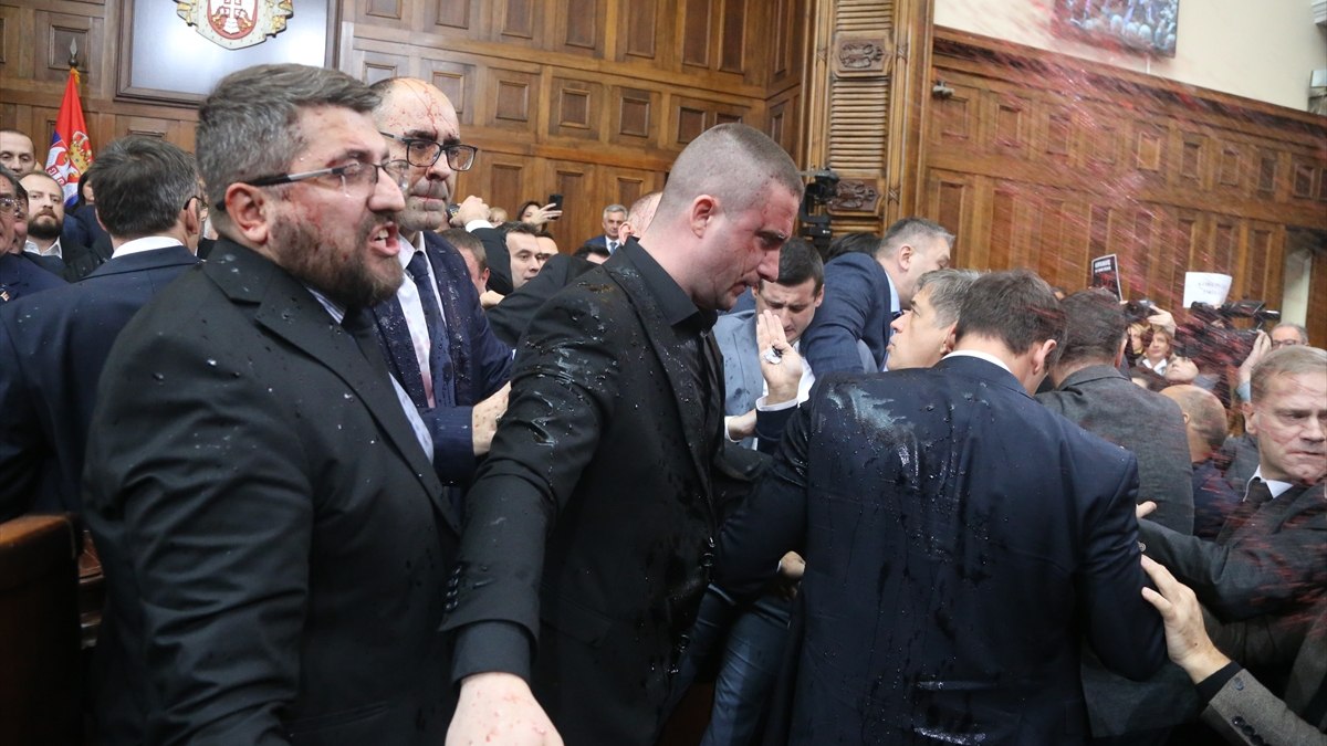 Sırbistan’da tren istasyonundaki ölümlü kaza nedeniyle milletvekilleri arasında kavga