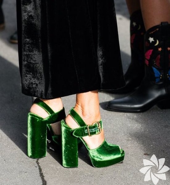 Siyah elbise ile sıra dışı kombinler nasıl yapılır?