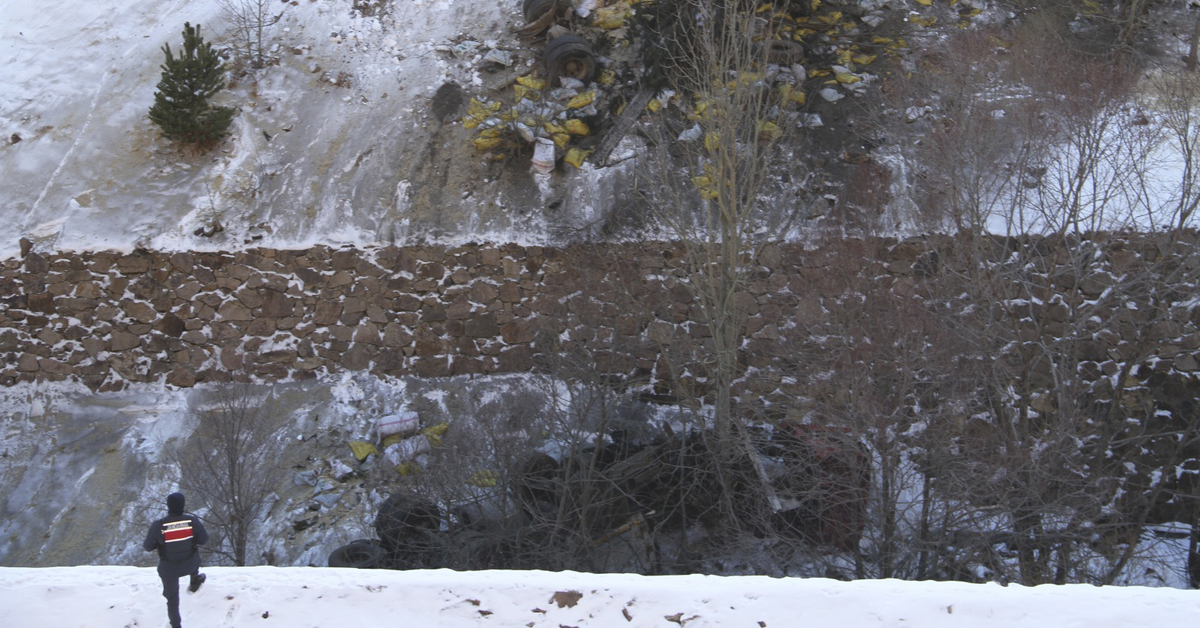 Uçuruma yuvarlandı, sabah çıkarılabildi