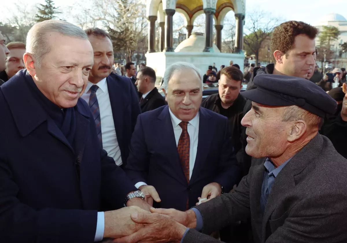 Erdoğan Sultanahmet’te Vatandaşları Selamladı