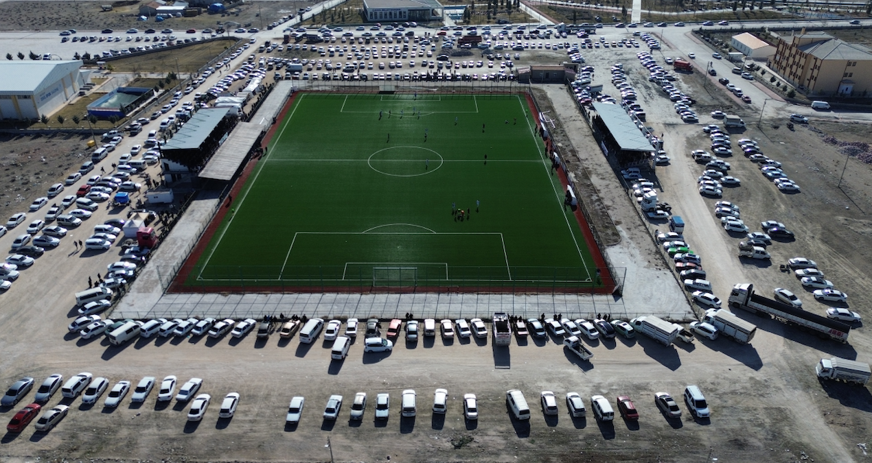 Yöresel şivesiyle maç anlatan spiker, dinleyenlerden beğeni topluyor