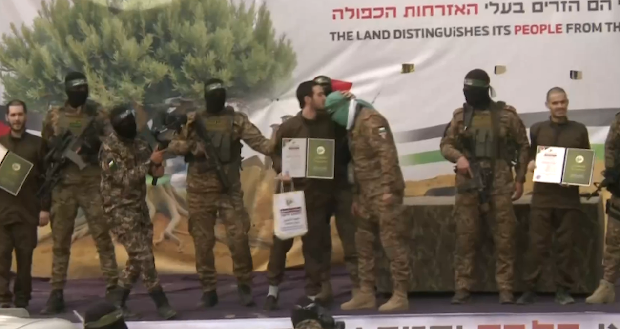 İlk aşamanın son rehine takası, ilginç görüntülere sahne oldu