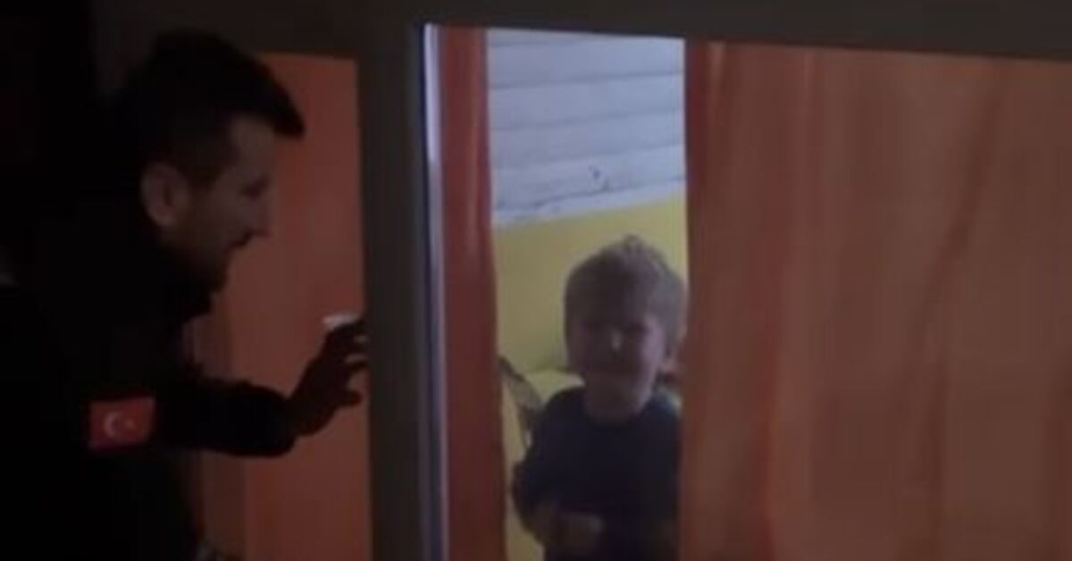 İtfaiyeci baba, oyun oynarken odada kilitli kalan oğlunu kurtardı; o anlar kamerada