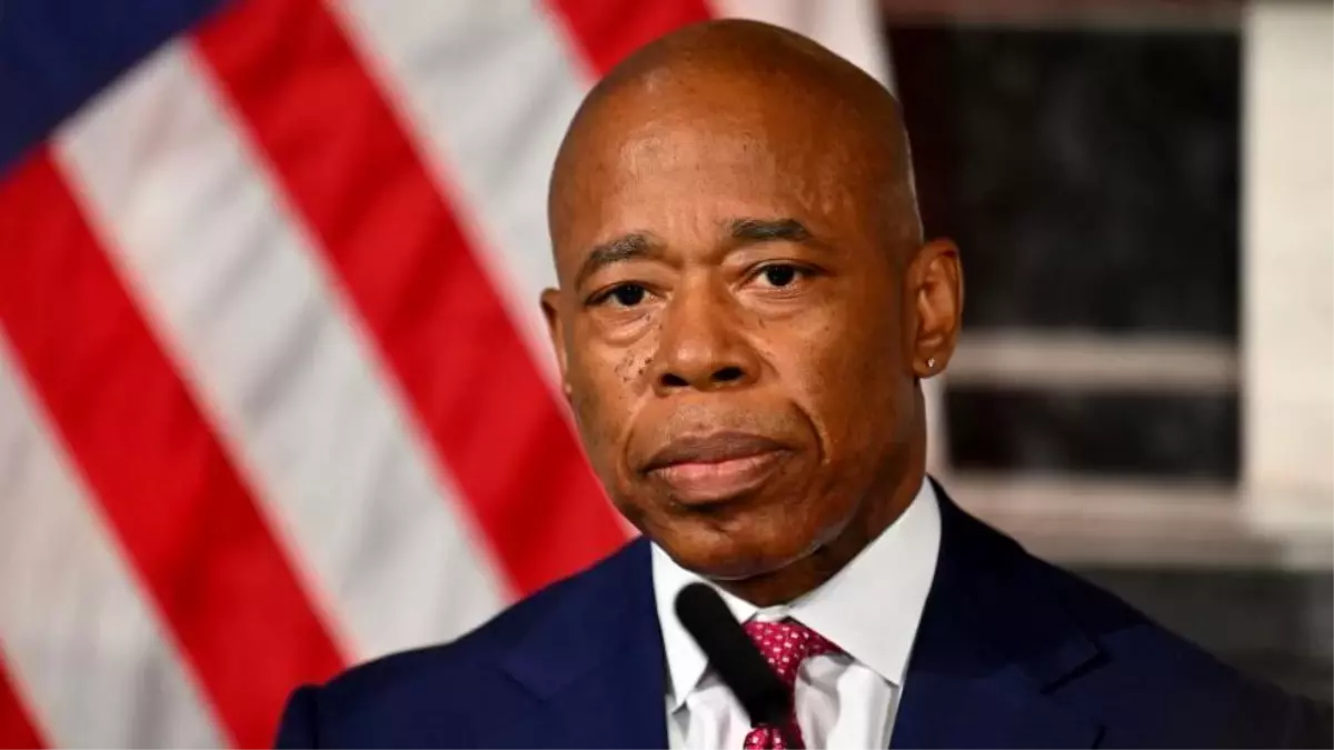 Türk iş insanlarından yasa dışı bağış aldığı iddia edilen New York Belediye Başkanı’na yönelik suçlamaların düşürülmesi istendi