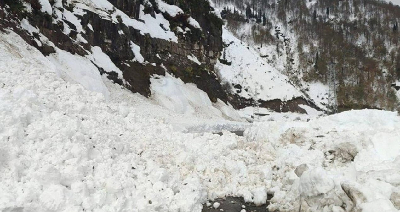 Artvin’de çığ nedeniyle 6 köy yolu ulaşıma kapandı