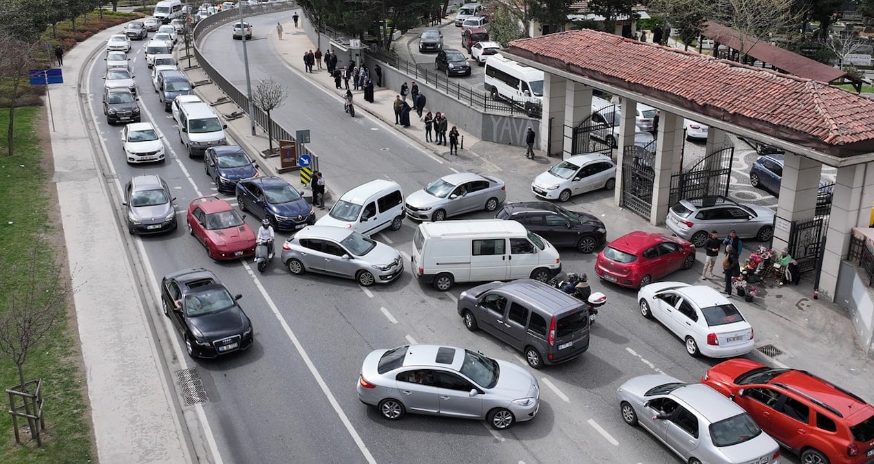 İstanbul’daki mezarlıklarda bayram yoğunluğu yaşanıyor