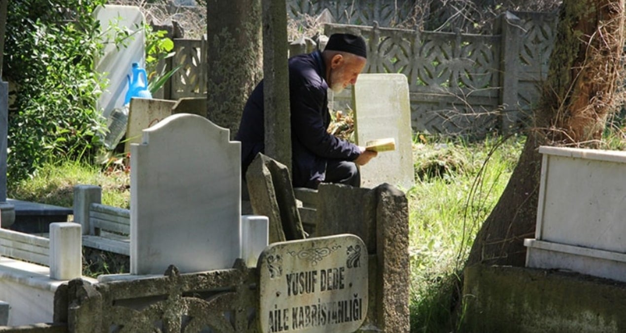 İstanbul’daki mezarlıklarda hüzünlü bayram