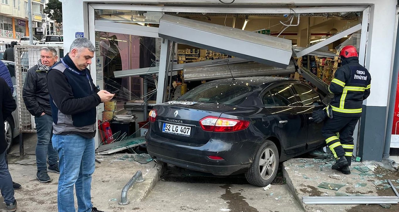 Ordu’da otomobil markete daldı: Yaralılar var