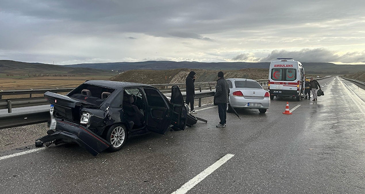 Sivas’ta iki otomobil birbirine girdi