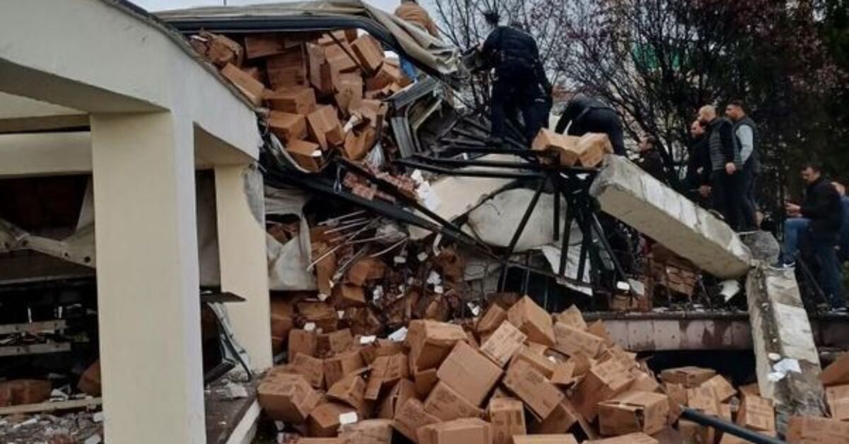 Ankara’da parkın duvarına çarpan TIR’ın şoförü öldü