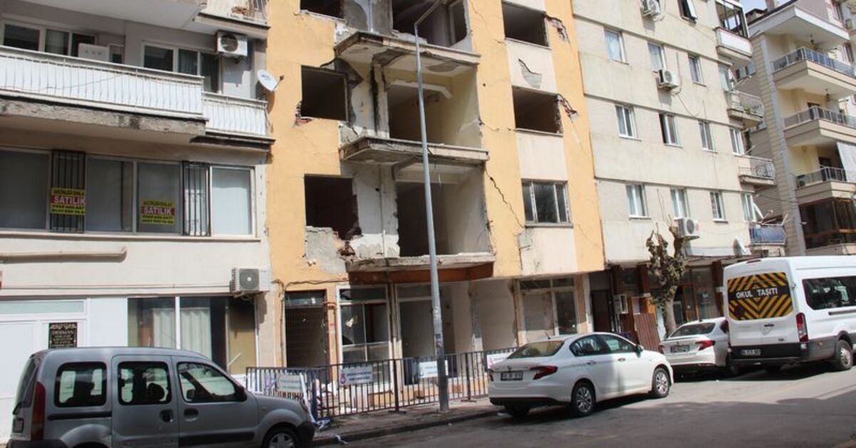 Manisa’da yıkılamayan bina 5 yıldır tehlike saçıyor